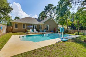 una casa con piscina en el patio en 30A Poolside Oasis 2 Mi to Beach and Boat Access, en Santa Rosa Beach