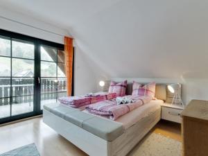 a bedroom with a large bed with pink pillows at Charmantes Refugium mit 2 Schlafzimmern in Olsberg