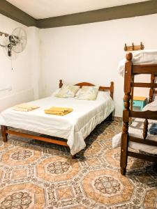 ein Schlafzimmer mit einem Bett und einem Teppich in der Unterkunft Hospedaje Familiar Arcoíris Jujuy in San Salvador de Jujuy