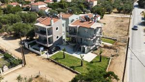 una vista aérea de una casa con techo en Elea Home, en Nea Vrasna