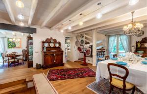 Un comedor y una sala de estar con mesa y sillas. en Il Perle, en Padenghe sul Garda