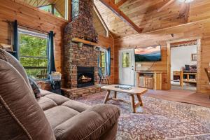 Köök või kööginurk majutusasutuses Bearly In The Mountains by American Patriot Getaways