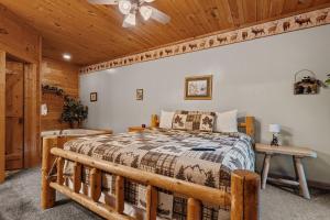 Voodi või voodid majutusasutuse Bearly In The Mountains by American Patriot Getaways toas