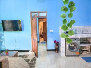 a blue room with a washing machine in it at Ifa Apartment in Kiembi Samaki