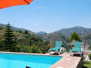 Cảnh núi rừng hoặc tầm nhìn ra núi từ biệt thự