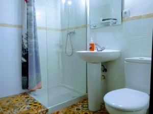 Ένα μπάνιο στο Charming townhouse with unique views +20 φωτογραφίες