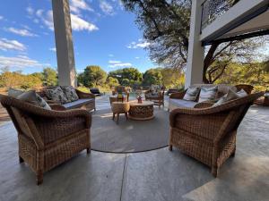 Posezení v ubytování Tapologo River Lodge