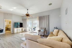 ein Wohnzimmer mit Sofa und Fernseher in der Unterkunft Coral Palm Villa in Cape Coral