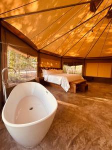Postel nebo postele na pokoji v ubytování LJs Chichikan Eco Luxury Retreat
