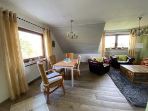 un salon avec un canapé et une table dans l'établissement Paradies in der Vulkaneifel mit Panorama-Blick, à Burgbrohl