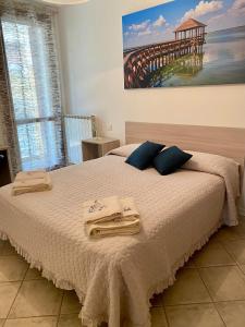 a bedroom with a large bed with towels on it at A casa di Giulia in Rosolina