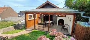 a gazebo with a table and chairs in a backyard at Ferienwohnung Terrassenzeit in Illingen