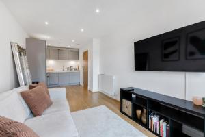 Televisyen dan/atau pusat hiburan di Lovely apartment close to Gatwick airport