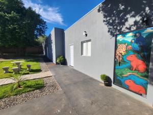 a mural on the side of a building at Suítes Caminho do Pantanal in Aquidauana