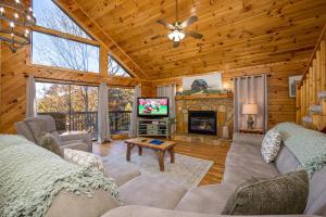 a living room with a couch and a tv in a cabin at Absolutely Fabulous by American Patriot Getaways in Park Settlement