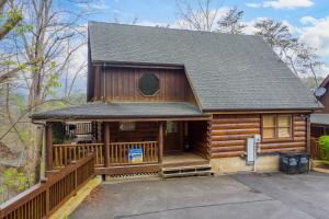 Cabaña de madera con porche y terraza en Absolutely Wonderful by American Patriot Getaways, en Henderson Springs