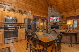 Una cocina y un comedor con mesa y sillas. en Absolutely Wonderful by American Patriot Getaways, en Henderson Springs