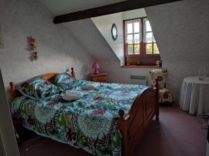 Postel nebo postele na pokoji v ubytování Hébergement dans une grande maison à la campagne