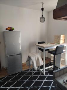 Kuchyň nebo kuchyňský kout v ubytování Hébergement dans une grande maison à la campagne