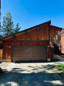 ein Haus mit einer Garage mit amerikanischer Flagge in der Unterkunft CYH1281- Tahoe Acres home in South Lake Tahoe