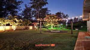 Un patio trasero de noche con una hamaca y luces. en Chacara em Santa Barbara com Piscina, en Águas de Santa Bárbara