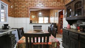 Una cocina con una mesa y sillas en una habitación. en Chacara em Santa Barbara com Piscina, en Águas de Santa Bárbara 62 fotos más