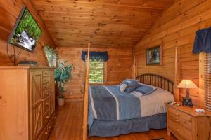 a bedroom with a bed in a log cabin at Angels Majestic View in Williamsburg