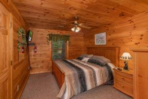 a bedroom with a bed in a log cabin at Angels Majestic View in Williamsburg
