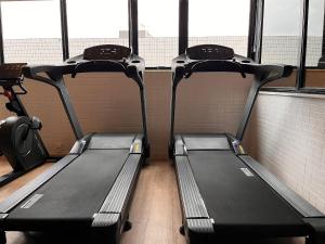 two empty benches in a gym next to a window at Ocean Art Park - By Living in João Pessoa