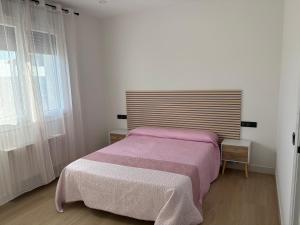 una camera con un letto e una coperta rosa di El Paraíso Del Rey a Ruidera Altre 29 foto