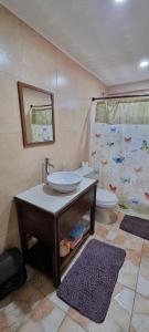 une salle de bain avec un lavabo et des toilettes dans l'établissement Olivia's Island Serenity, à Brighton Village 13 autres photos