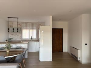 una cucina e una sala da pranzo con un tavolo in una stanza di El Paraíso Del Rey a Ruidera
