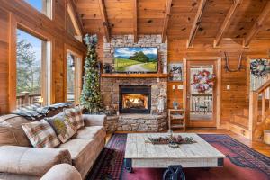 un soggiorno con divano e camino di Bear Necessities by American Patriot Getaways a Line Spring
