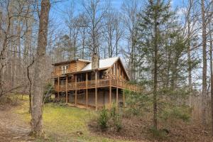 una casa di legno in mezzo al bosco di Bear Necessities by American Patriot Getaways a Line Spring