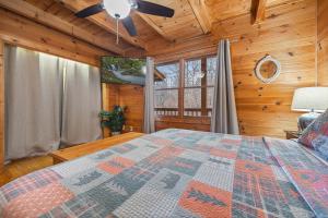 una camera con un letto in una baita di tronchi di Bear Necessities by American Patriot Getaways a Line Spring