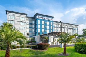 a rendering of a rendering of the doorman hotel at DoubleTree by Hilton Brunswick in Brunswick