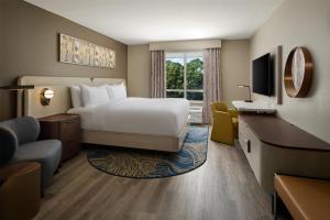 ein Hotelzimmer mit Bett und Fernseher in der Unterkunft DoubleTree by Hilton Brunswick in Brunswick + 23 Fotos
