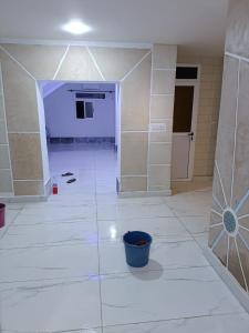 a room with a tile floor and a wall with a bucket at Maison, situé dans une ferme in Boualaïne Tahata +10 photos