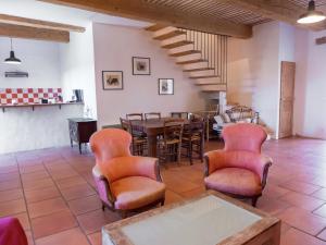 Posezení v ubytování Holiday Home in Béziers with Pool and Vineyard