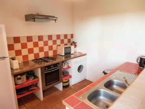 Kuchyň nebo kuchyňský kout v ubytování Holiday Home in Béziers with Pool and Vineyard