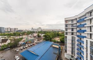 Un edificio de apartamentos con techo azul y estacionamiento. en ЖК "Ривьера", en Kiev