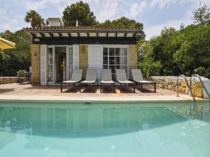 フォン・デ・サ・カラにあるVilla in Cala Ratjada with Sea Views and Poolの椅子、スイミングプール
