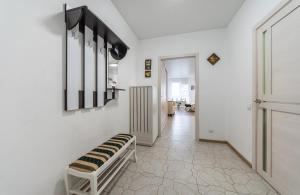 un pasillo con paredes blancas y un banco en una habitación en ЖК "Ривьера", en Kiev