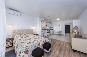 Un dormitorio con una cama y una sala de estar. en ЖК "Ривьера", en Kiev