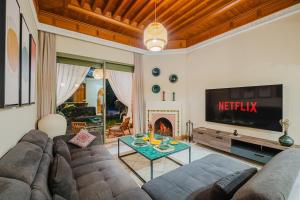 Televiisor ja/või meelelahutuskeskus majutusasutuses Palmeraie, Jardin et Piscine