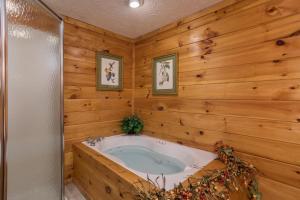 un jacuzzi en un baño revestido de madera. en Birds Eye View by American Patriot Getaways, en McCookville 20 fotos más