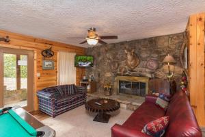 Una sala de estar con un sofá y una chimenea. en Birds Eye View by American Patriot Getaways, en McCookville