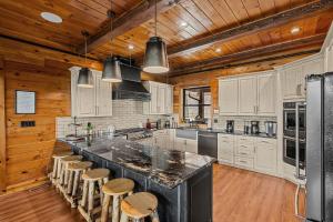 Kuchyň nebo kuchyňský kout v ubytování Black Bears & Biscuits Lodge by American Patriot Getaways
