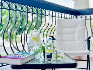 Un jarrón de cristal y un libro sobre una mesa de cristal. en Sophisticated Yas Island Escape, en Abu Dabi