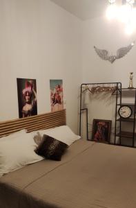 sypialnia z dużym łóżkiem i zegarem na ścianie w obiekcie Lorenzo Sea Loft Riccione apartment w mieście Riccione +69 zdjęć